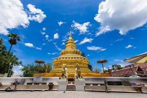 chiang maj, thailand. wat phra den där sri chom stringtrosa tempel. foto