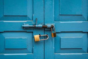 blå dörr dubbel- låsa med Nej rökning tecken i laos foto