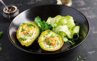 avokado bakad med ägg och färsk sallad. vegetarian maträtt. ketogen diet. keto mat foto