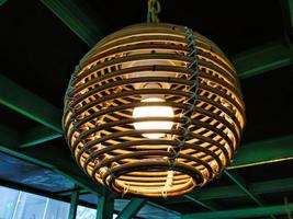 lampor dekorerad med bambu korgar foto
