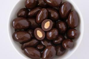 mörk choklad täckt mandlar foto