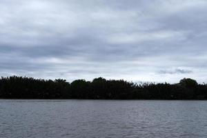 molnig dag på bangpakong flod, chachoengsao distrikt, thailand. foto