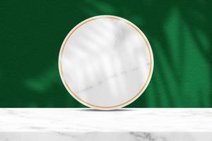 vit marmor tabell och cirkel dela och guld kant med kokos blad skugga på grön betong vägg textur bakgrund, lämplig för kosmetisk produkt presentation bakgrund, visa, och falsk upp. foto
