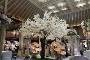 inomhus- artificiell träd som bröllop händelse dekoration foto