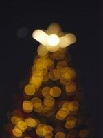 fläck ljus firande på jul träd med bokeh bakgrund foto
