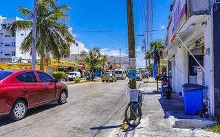 playa del carmen quintana roo mexico 2021 typisk gatuväg och stadsbild i playa del carmen mexico. foto