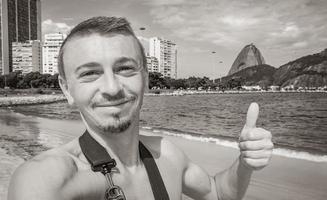 turistresenären tar selfie sugarloaf berg rio de janeiro brasilien. foto