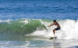 puerto escondido oaxaca mexico 2022 surfare surfing på surfingbräda på hög vågor i puerto escondido Mexiko. foto