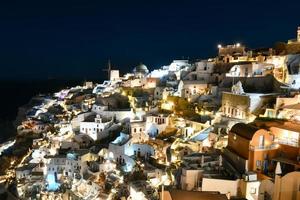 klassisk oia, santorini horisont på natt med byggnader i grekland. foto