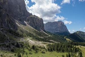 färger av de dolomiter i de funes se av de dal i sydlig tyrolen, Italien. grön gräs, bergen och blå himmel. sommar. foto