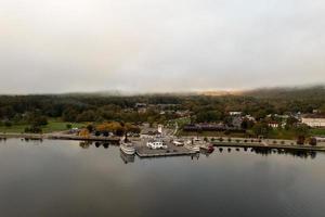 panorama- se av de bukt i sjö george, ny york på gryning. foto