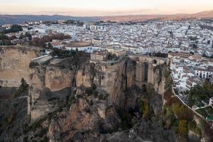 klippig landskap av ronda stad med puente nuevo bro och byggnader, andalusien, Spanien foto