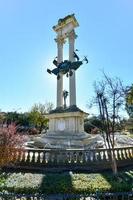 skön trädgård i springtime landskap i Sevilla, andalusien, Spanien. christopher columbus monument i jardiner de murillo nära verklig alcazar de sevilla. foto