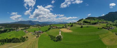 st. valentin kastelruth by kyrka i de sommar i de dolomit alperna. Fantastisk landskap med små kapell på solig äng och petz topp på kastelruth kommun. dolomiterna, söder tyrolen, Italien foto