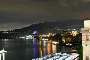 se av de kust längs de stad av sorrento i Italien på natt. foto