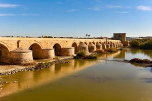 se av de roman bro, en sten bro den där spänner de flod guadalquivir i Cordoba, Spanien. foto