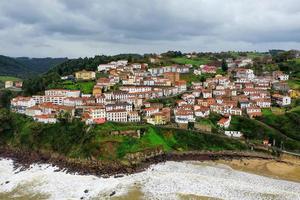 antenn se av de skön lastres by i asturien, Spanien foto