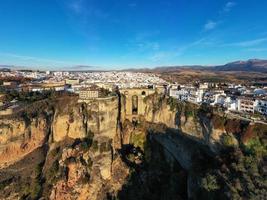 klippig landskap av ronda stad med puente nuevo bro och byggnader, andalusien, Spanien foto