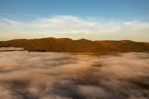 panorama- se av de bukt i sjö george, ny york på gryning. foto