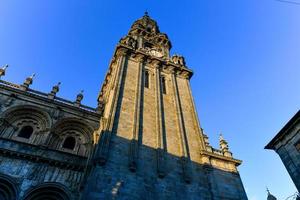 santiago de kompostela katedral, Fasad del obradoiro tömma av människor. foto