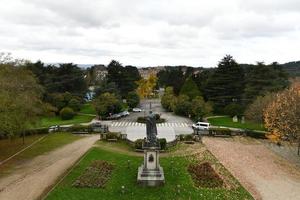 santiago de compostela, Spanien nov 23, 2021, staty av de präst manuel ventura figueroa på de ingång av de alameda parkera. foto