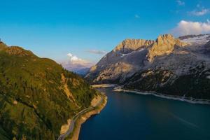 lago fedaia fedaia sjö , fassa dal, trentino alt adige, ett artificiell sjö och en damm nära canazei stad, belägen på de fot av marmolada massiv. fedaia sjö är de provins av Belluno, Italien. foto