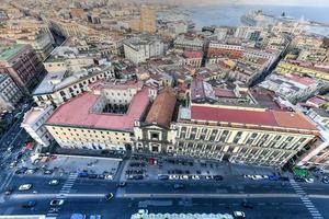 Neapel, Italien - aug 17, 2021, antenn se av Neapel, Italien, och dess hamn på medelhavs hav. foto