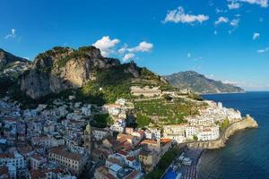 antenn se av de stad av amalfia längs de amalfia kust i Italien. foto