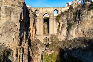 klippig landskap av ronda stad med puente nuevo bro och byggnader, andalusien, Spanien foto