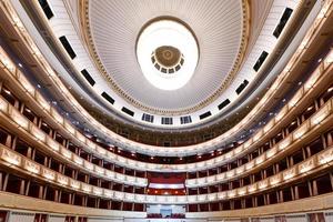 juli 13, 2021 - Wien, Österrike, interiör av wien stat opera hus. wiener staatsoper producerar 50-70 operor och baletter i handla om 300 prestanda per år. foto