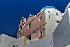 charmig se oia by på santorini ö, grekland. traditionell känd blå kupol kyrka över de caldera i aegean hav. traditionell blå och vit cyklader arkitektur. foto