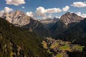 dolomiterna, passo sella. skön se av canazei från passo sella. dolomiterna, Italien. foto