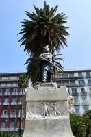 skulptur tillägnad till de italiensk politiker och patriot giovanni nicotera i piazza vittoria i Neapel, Italien foto