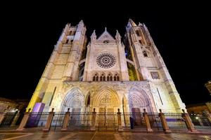 huvud gotik Fasad av leon katedral i de kväll, Spanien foto