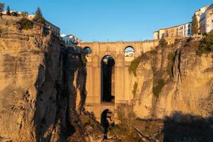 klippig landskap av ronda stad med puente nuevo bro och byggnader, andalusien, Spanien foto