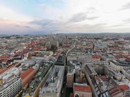 Wien, österrike - juli 18, 2021, antenn taket se av gator och byggnader i Wien, Österrike. foto