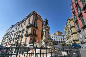 Neapel, Italien - aug 16, 2021, känd fontän, på monteoliveto fyrkant i de historisk Centrum av Neapel, Italien. foto