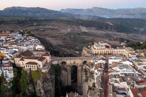 klippig landskap av ronda stad med puente nuevo bro och byggnader, andalusien, Spanien foto