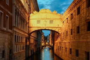 bro av suckar eller ponte dei sospiri på skymning i Venedig, Italien. foto