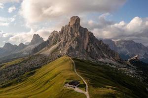 panorama- se av passo giau i de dolomit bergen av Italien. foto