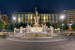 Neapel, Italien - aug 18, 2021, fontän av neptune fontana del nettuno är en monumental fontän, belägen i municipio fyrkant, Neapel, Italien. foto