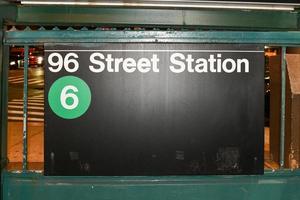 ingång till de 96: e gata tunnelbana station i manhattan, ny york stad. foto