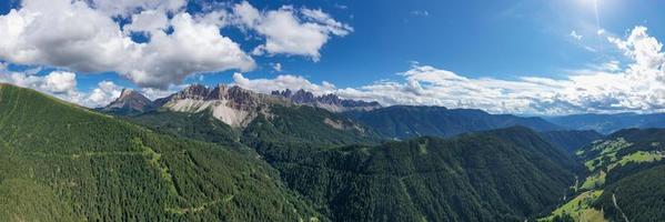 antenn landskap av de dolomiter och en se av de aferer geisler bergen i Italien. foto