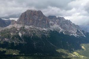 panorama- landskap av de cinque torri i de dolomit bergen av Italien. foto