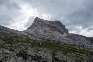 panorama- landskap av de cinque torri i de dolomit bergen av Italien. foto