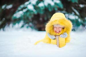 skön liten flicka har roligt i de snö foto