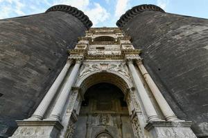 medeltida castel nuovo belägen nära de hamn av neapel i Neapel, Italien foto