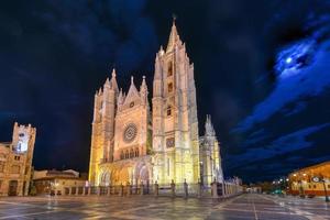 huvud gotik Fasad av leon katedral i de kväll, Spanien foto