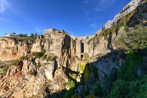 klippig landskap av ronda stad med puente nuevo bro och byggnader, andalusien, Spanien foto