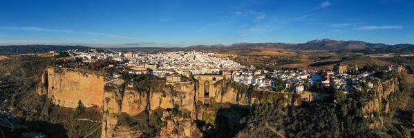 klippig landskap av ronda stad med puente nuevo bro och byggnader, andalusien, Spanien foto